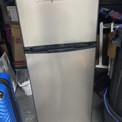 Frigidaire Top Freezer Refrigerator – Aluminum