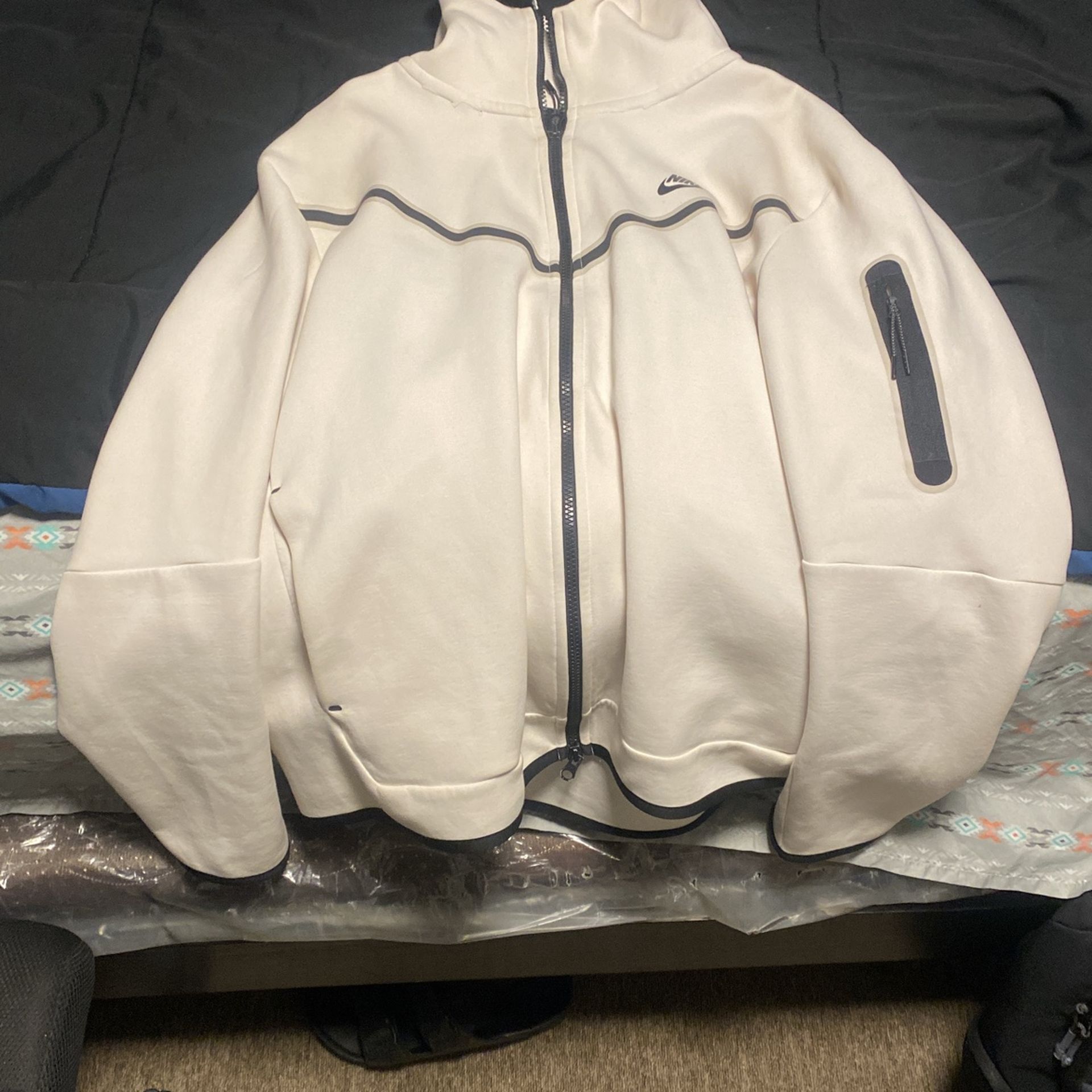 White Nike Fleece Tech