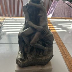 The Kissing Statue 