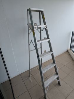 6 Ft Aluminum step ladder, Highest standing 3 Ft 10 inch