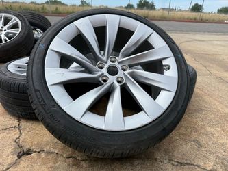 INSTALLLED 4X 20” 2025 Tesla Model Y HELIX wheels Hankook EVO 255/40/20 85% Tires TPMS INSTALLLED 4X 20” 2025 Tesla Model Y HELIX wheels Hankook EVO 2