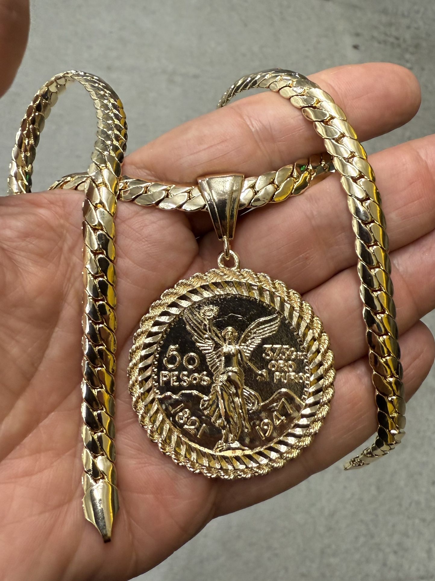 14k gold plated round And Heavy pendant and necklace✅✅