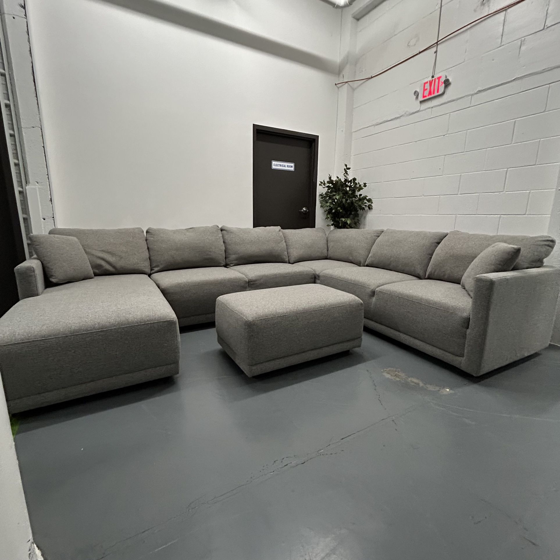 FREE DELIVERY - NEW Thomasville Cayson Fabric Sectional with Ottoman - Gray
