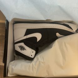 Jordan retro 1 high black and white size 13