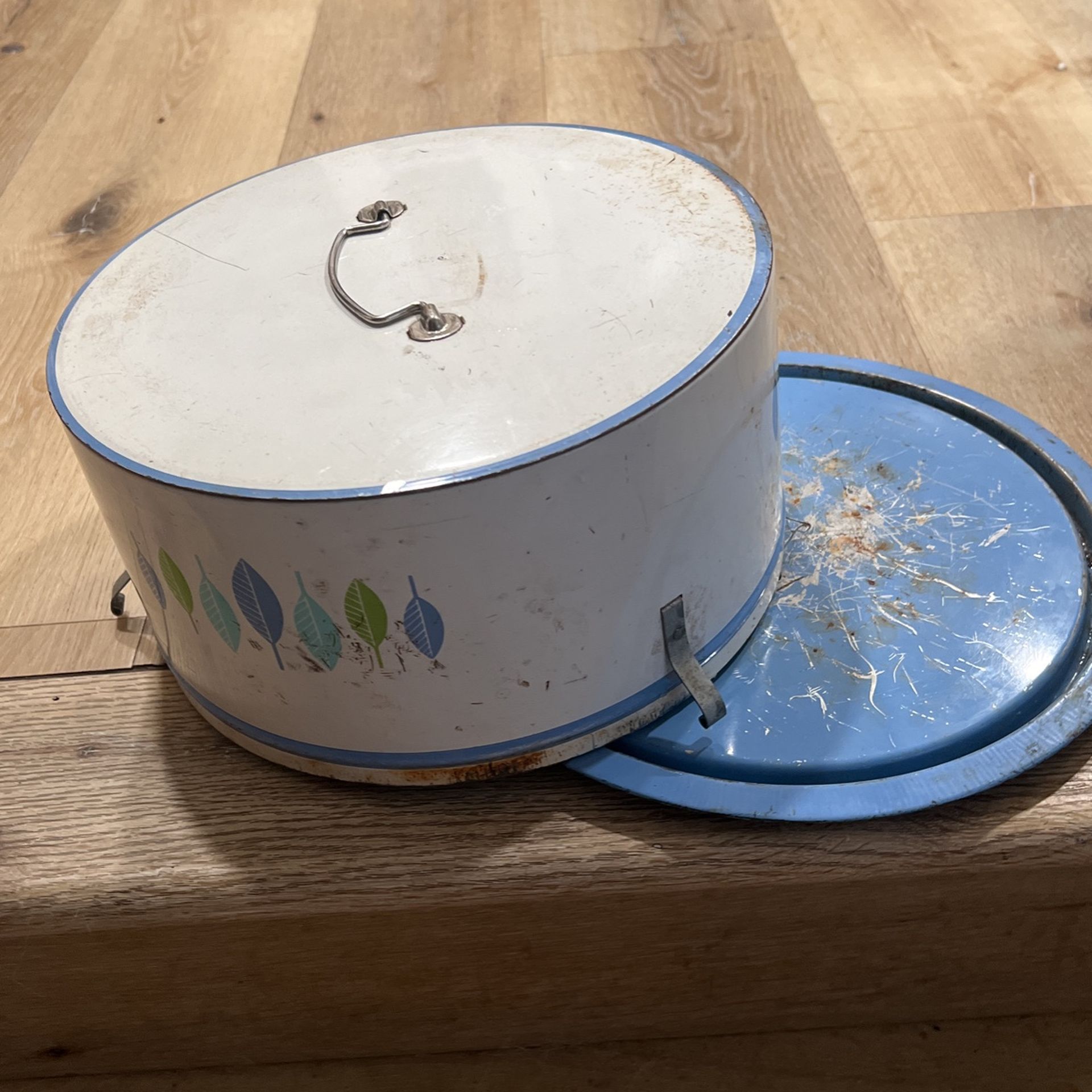 Vintage metal Decoware cake Carrier
