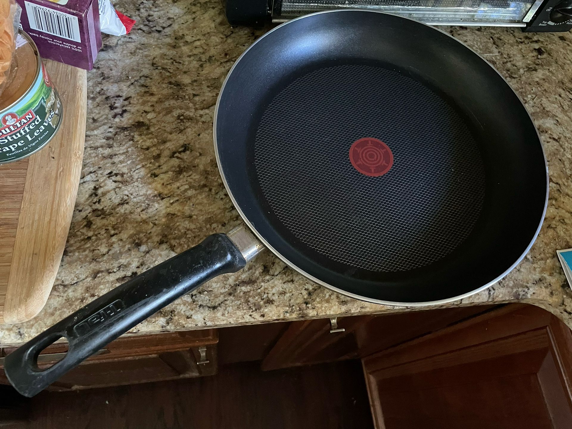 T-Fal non-stick frying pan! 12.4-inch (12-inch) frying pan! Excellent condition!
