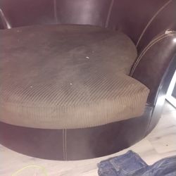 Round. Seat That Truns All The Way Around