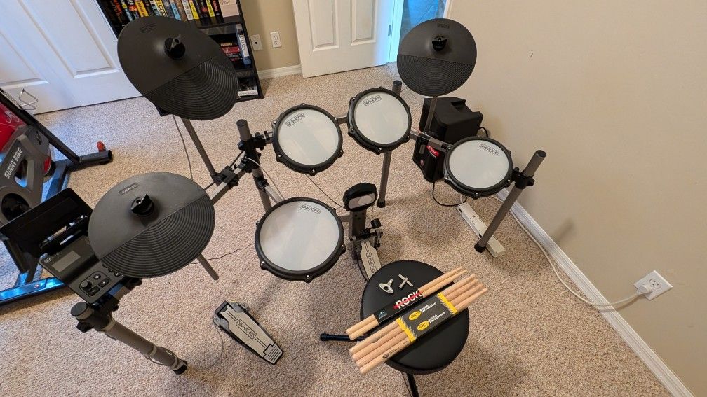 Simmons Titan 50 Drum Set And Speaker