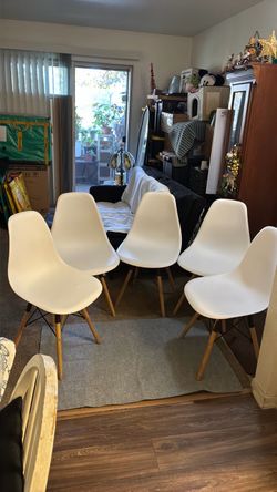 5 beautiful and very comfortable white chairs, well-reinforced.