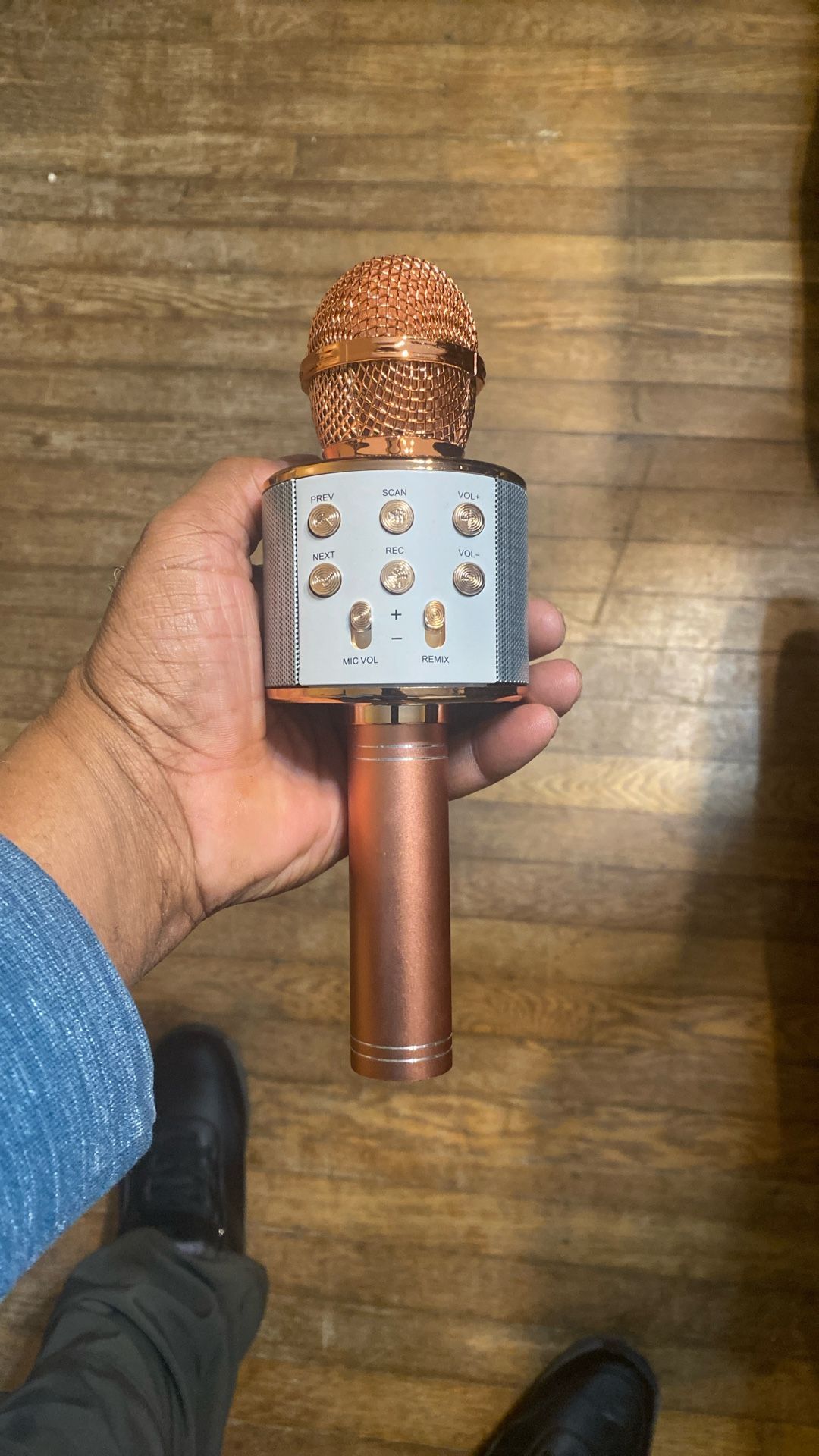 Bluetooth wireless microphone and speaker.