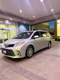 2020 Toyota Sienna XLE - Clean Title - Fully equipped