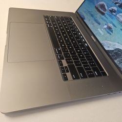 Apple Macbook Pro i7 32gb Ram 1TB SSD Drive Radeon Pro GPU 8GB 16" Screen Tahoe 26.0.1