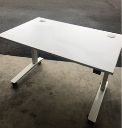 Jarvis adjustable desk
