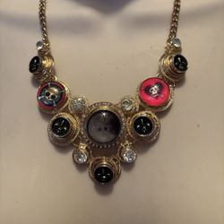 💎💀 Beautiful & Engaging Yet Spooky Skull Necklace  With “Fleur de Lis” 💀💎