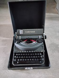 Underwood Antique Typewriter With Case