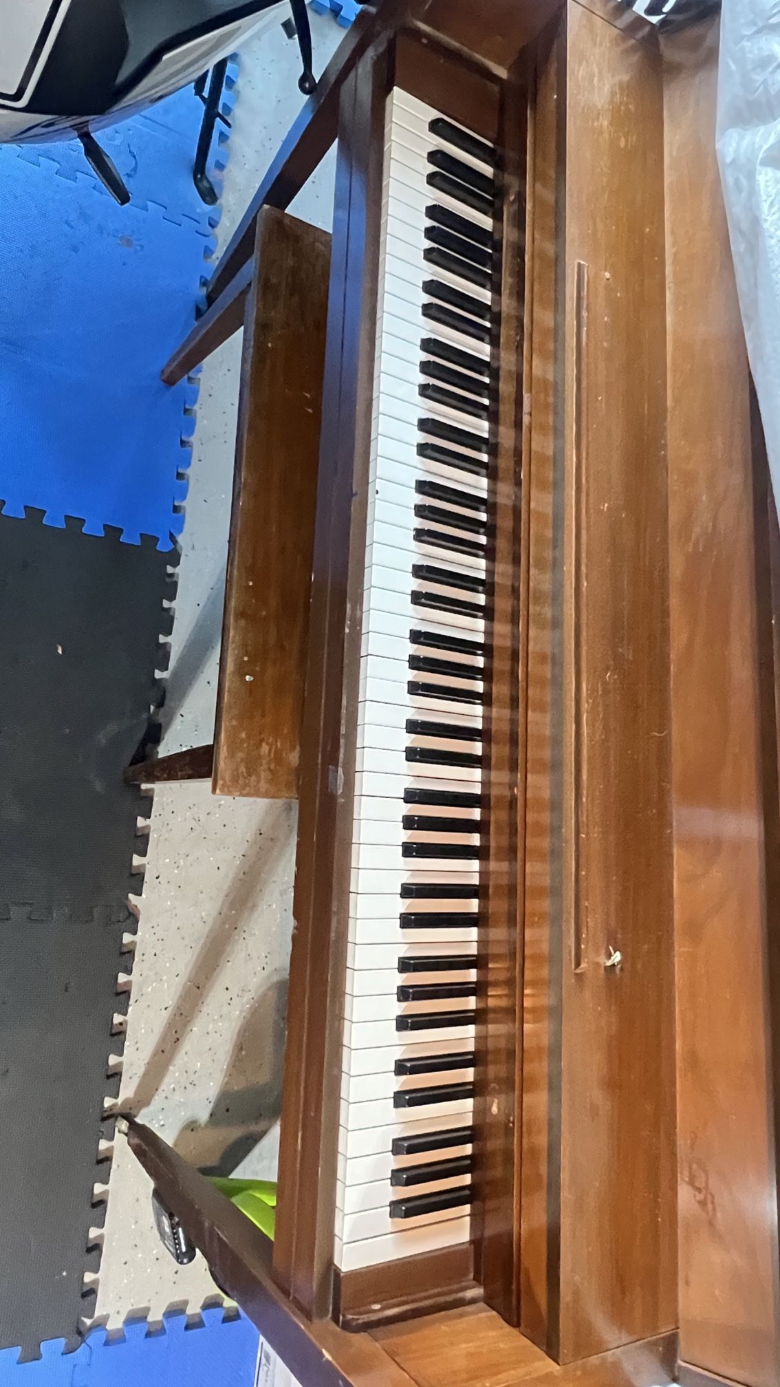 🎹 Old Piano