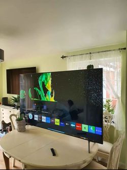 Samsung Large Smart TV 65"