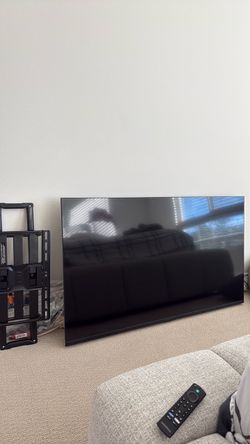 Large Flat Screen Smart TV with Wall Mount 50 inch
