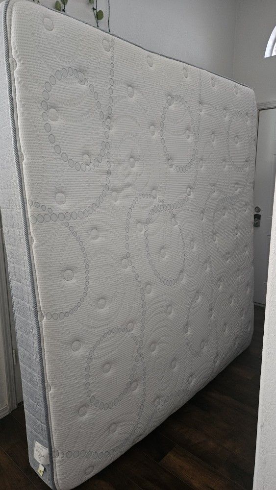 KING MATTRESS AND BOX SPRING