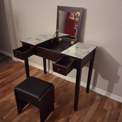 Vanity Mirror With Stool 