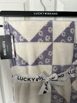 Item#: LBW024888 Lucky Brand Printed Plush Throw 50X70  Daisy Patchwork Lilac