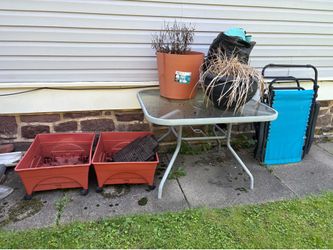 Free outdoor planters/chair