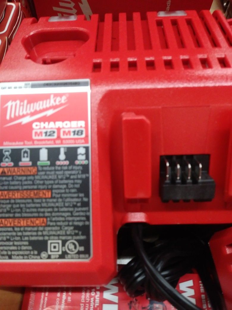 MILWAUKEE M18 CHARGER