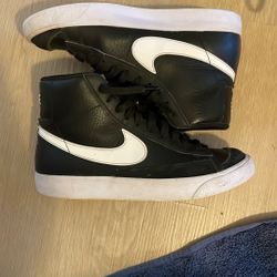 Black nike Blazer Size 6y