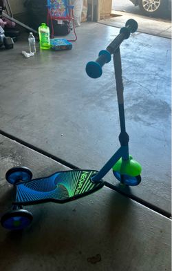 Neowave blue and green three wheel scooter