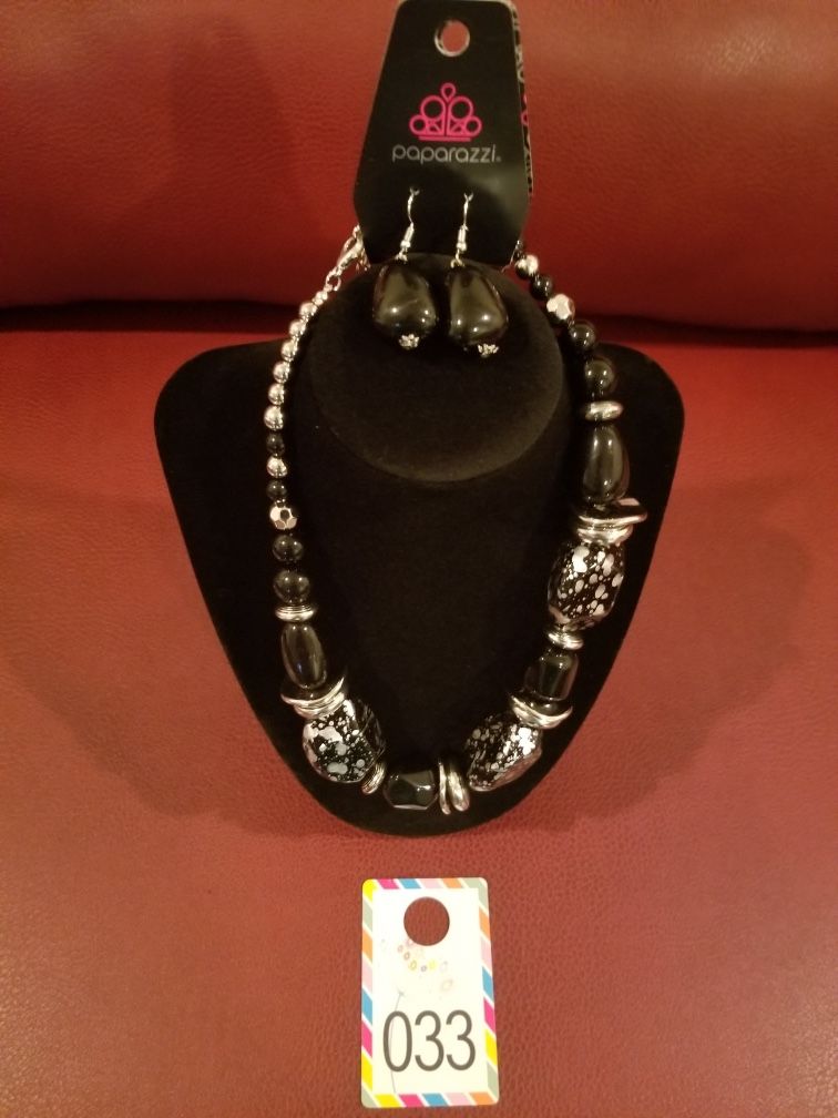 I’m Good Glazes Black necklace with complimentary matching earrings.