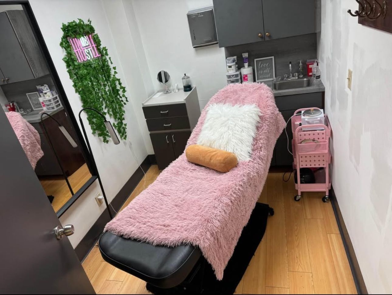 Adjustable Massage / Esthetician Chair
