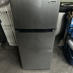 Magic Chef’s Medium Size Fridge 