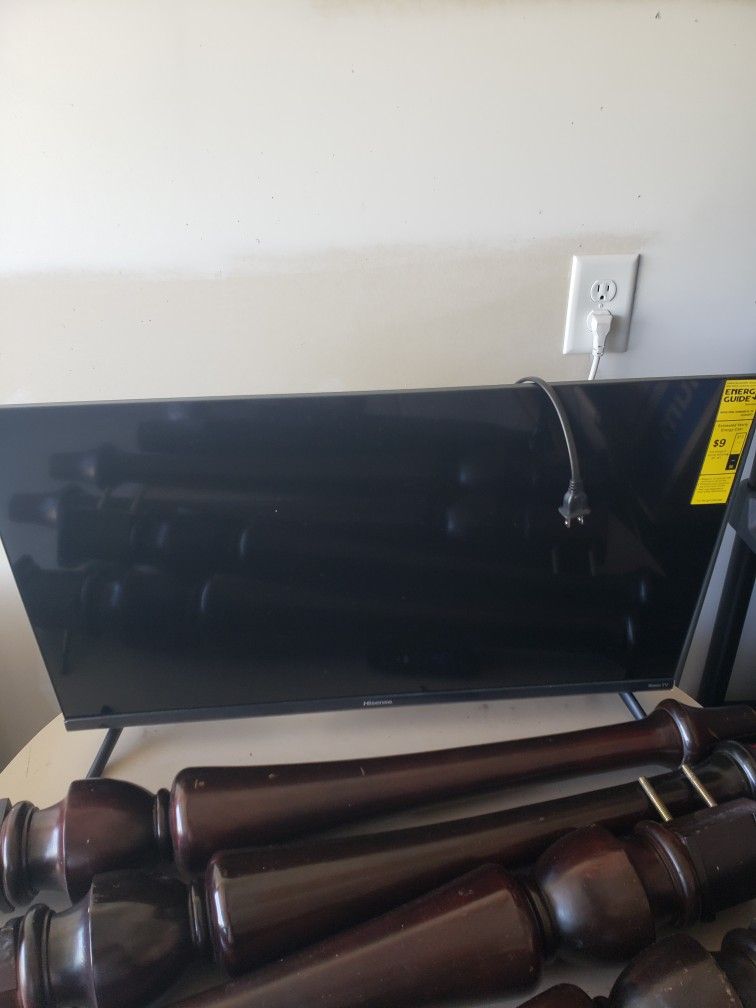 $100 obo 35in Hisense Roku TV
