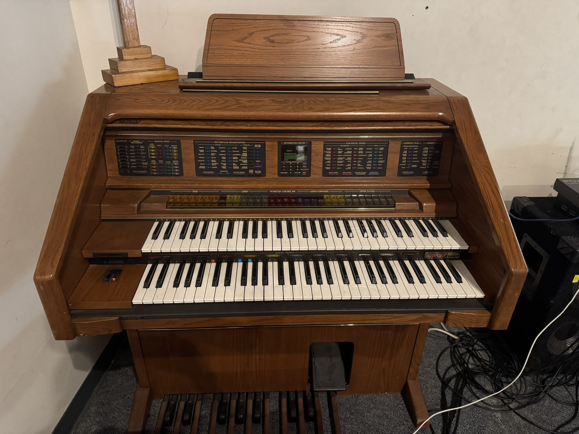 Lowrey Heritage Model NT-400T Organ With Owners Manual