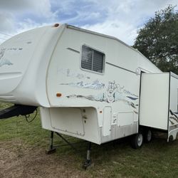 2004 Keystone Wildcat 24ft Fifth Wheel