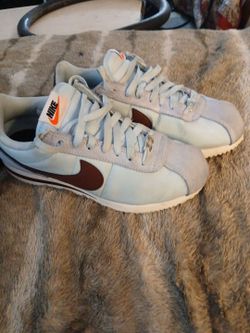 Nike WMNS Cortez in Celestine blue /white and burgundy size 8.5