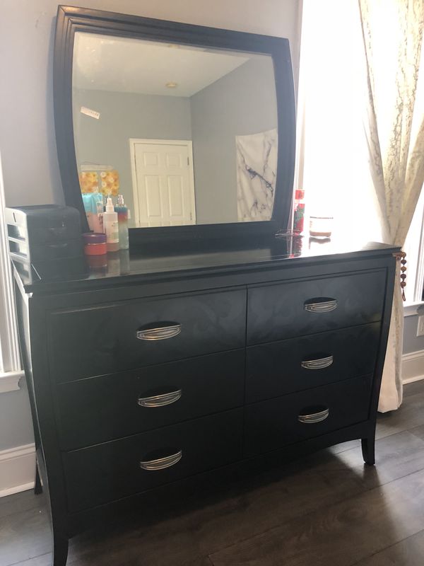 Black Rooms To Go Dresser In Great Condition For Sale In Waxhaw