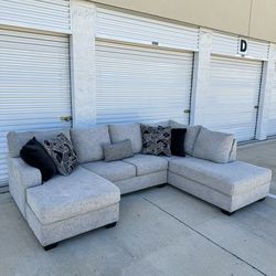 LIKE NEW🌟GRAY SECTIONAL COUCH 🛋️FREE DELIVERY 🚚‼️