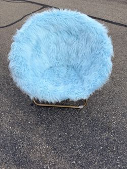 Pottery Barn Teen Himalayan Plume Faux-Fur Hang-A-Round Chair with gold legs. 