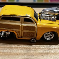 FUNLINE MUSCLE MACHINE (2001)  1:18 - YELLOW WOODY  CAR