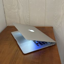 Apple MacBook Air 13” I5/8GB/128GB SSD $200
