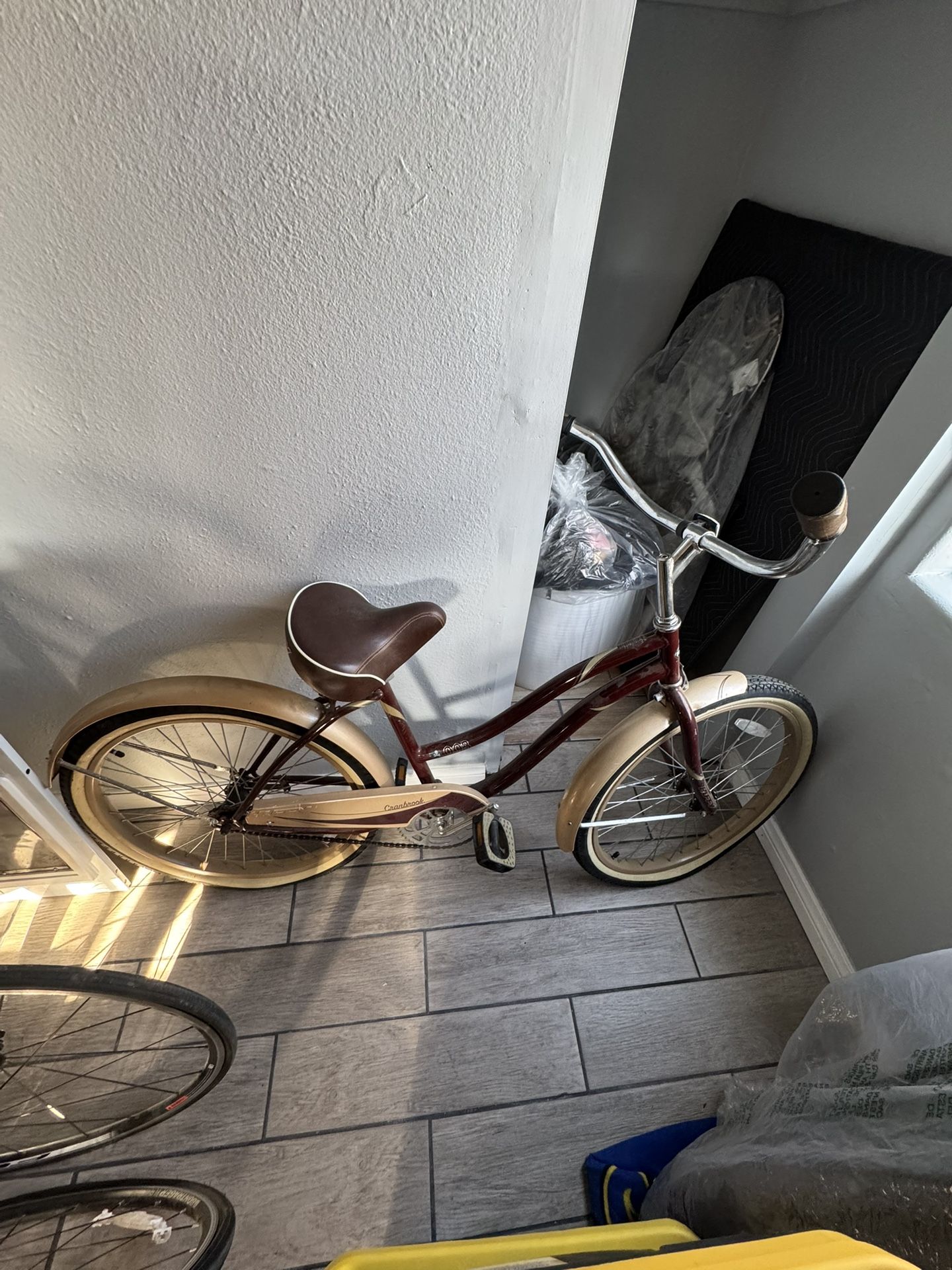 Huffy Cranbrook Women's Cruiser Bike Burgundy / Tan
