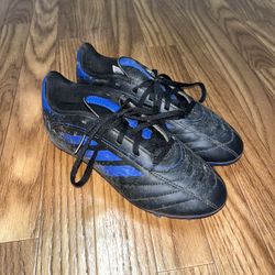Boys Size 4 Soccer Shoes 