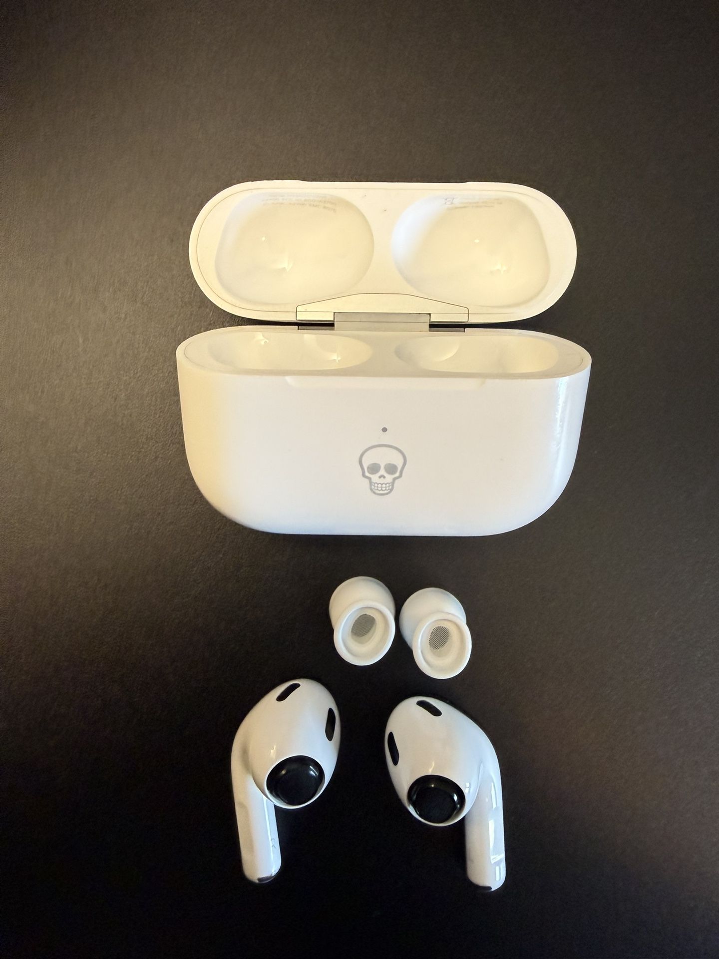 Apple AirPods Pro (2nd Gen) with Lightning Charging Case – Excellent Condition