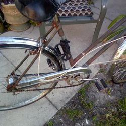 HERVULES VINTAGE BIKE ,MADE IN ENGLAND . NEEDING A LITTL  SANDING AND PAINT. 