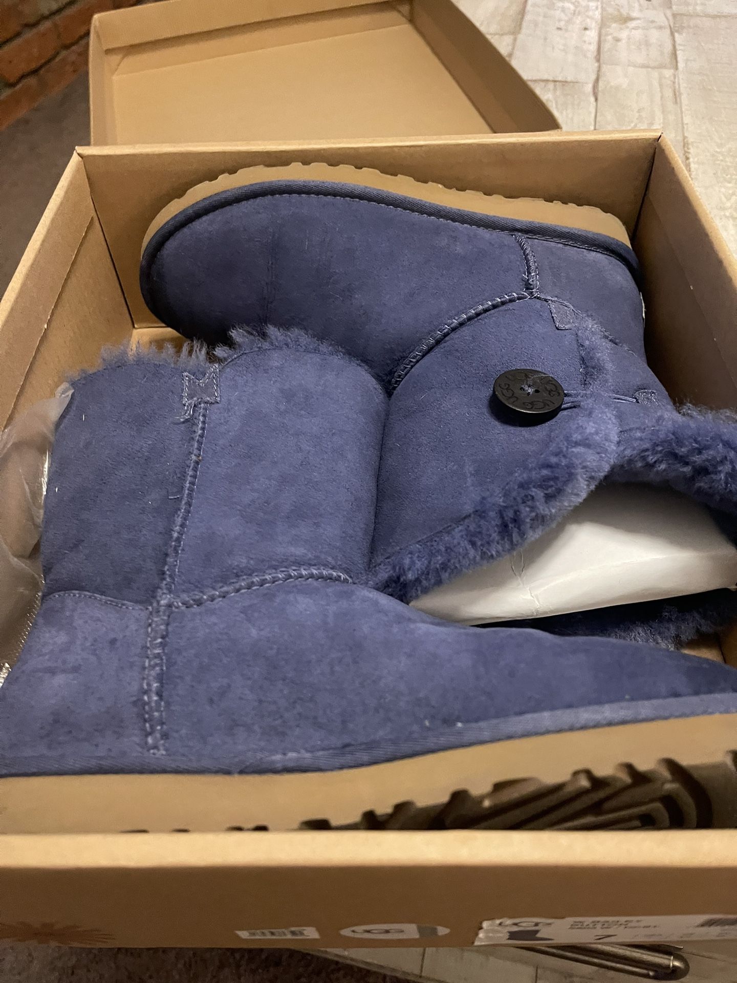 Ugg Bailey 5803 Women's Button Classic Short Sheepskin Boot Sz 7 Retail $180