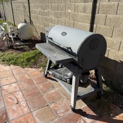 BBQ Smoker - Louisiana Grills 1000