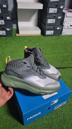 NIKE  SIZE 8.5 M