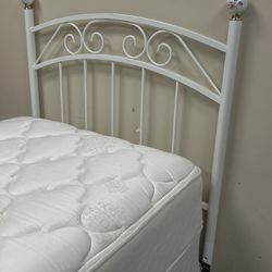 Twin Wood Bed, Clean Serta Mattress Set § extra Cama individual completa, limpia.