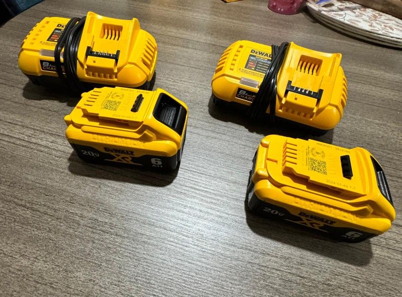 Fast Charger Dewalt And 2 Battery 6AH